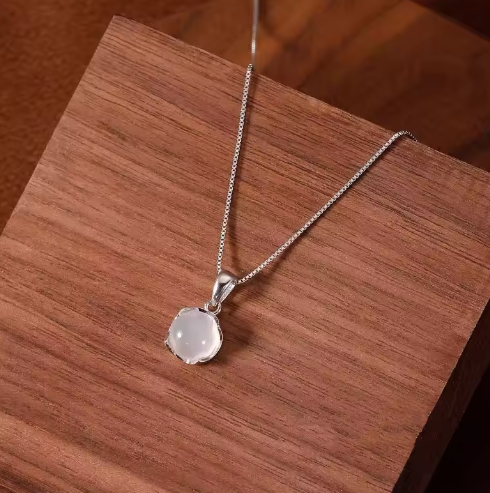 Pendentif en pierre de lune